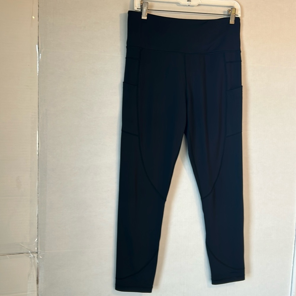 Zyia Active Black High Rise Side Pockets 
Capri Leggings. Size 12